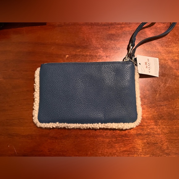 Coach Corner Wristlet Blue Shearling Trim 7x4 Pebble Leather Pouch Wallet - Picture 2 of 6